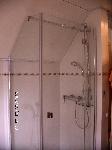 Breuer Espira Drehtür mit Badewanneseitenwand neben Badewanne (  überlappend ), Profile Alu-Chromeffekt, Echtglas klar hell 6mm, Seitenwand Sondermaß mit Schrägschnitt, Bild 1