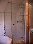 Breuer Espira Drehtür mit Badewanneseitenwand neben Badewanne (  überlappend ), Profile Alu-Chromeffekt, Echtglas klar hell 6mm, Seitenwand Sondermaß mit Schrägschnitt, Bild 2