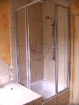 Breuer Eckeinstieg Kretana 900 x 900, Alu-Profile Farbe Elac ( grau ), Echtglas klar-hell 4 mm, Höhe 1850 mm, neben Badewanne montiert , ein günstiger, schöner stabiler Eckeinstieg, Bild 1 ( offen )