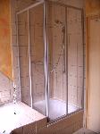 Breuer Eckeinstieg Kretana 900 x 900, Alu-Profile Farbe Elac ( grau ), Echtglas klar-hell 4 mm, Höhe 1850 mm, neben Badewanne montiert , ein günstiger, schöner stabiler Eckeinstieg, Bild 2 ( geschl. )